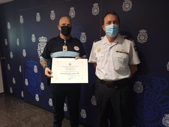 Entrega de la meción honorífica al vigilante de seguridad.