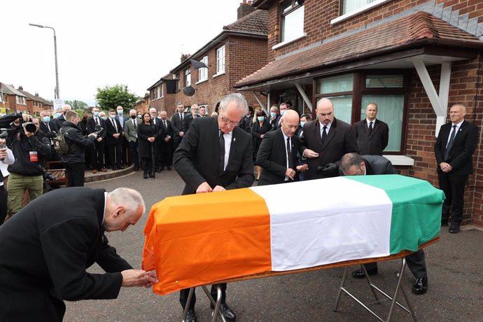 Archivo - 30 June 2020, England, Belfast: Sean Murray (L), Gerry Kelly (2nd L), and Padraic Wilson (C) place an Irish flag onto the coffin of senior Irish Republican and former leading IRA figure Bobby Storey ahead of his funeral in Belfast. Photo: Liam