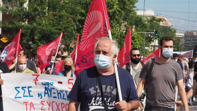 Miles de personas se suman a la huelga contra la reforma laboral en Grecia.