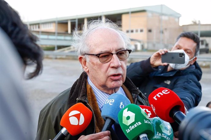 Archivo - El expresidente de Bankia Rodrigo Rato responde a los medios a su salida del centro penitenciario de Soto del Real.