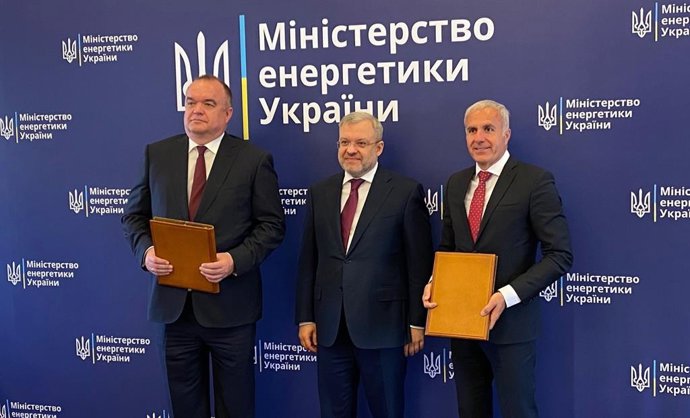Westinghouse-Energoatom contracting signing on June 10, 2021. Pictured from left: Mr. Petro Kotin, Energoatoms Acting President, Ukraine Minister of Energy Mr. Herman Halushchenko, Mr. Aziz Dag Westinghouse Vice President and Managing Director Northern