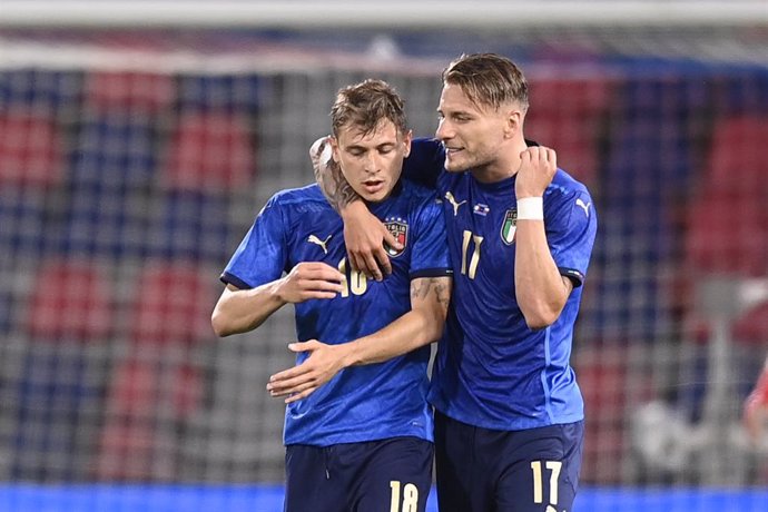 04 June 2021, Italy, Bologna: Italy's Nicolo Barella (L) celebrates scoring his side's second goal with team mate Ciro Immobile during the International friendly soccer match between Italy and Czech Republic at Renato Dall'Ara Stadium. Photo: Fabio Ferr