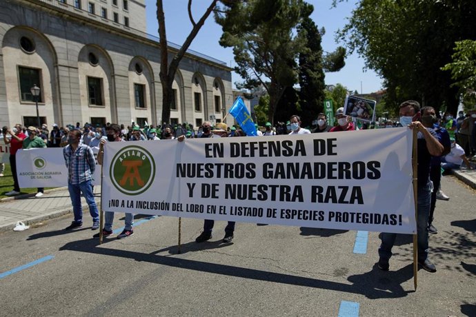 Agricultores y ganaderos se manifiestan en la calle, frente a la sede del Ministerio para la Transición Ecológica y el Reto Demográfico para protestar por la inclusión del lobo en el Listado de Especies Silvestres en Régimen de Protección Especial 
