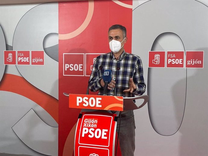 Iván Fernández Ardura, secretario general de la Agrupación Socialista de Gijón, en rueda de prensa en la Casa del Pueblo