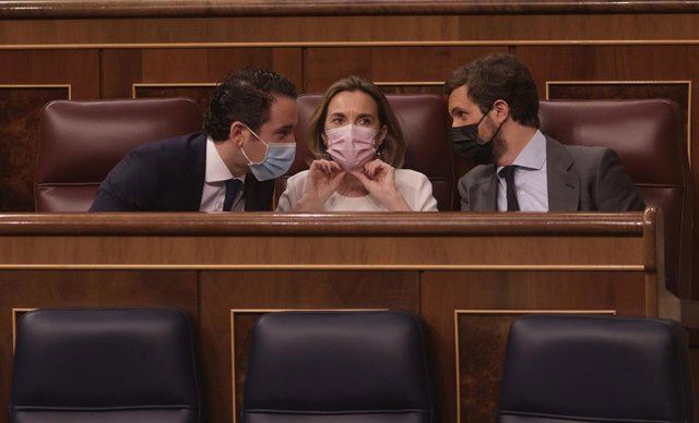 (I-D) El secretario general del Partido Popular, Teodoro García Egea; la portavoz del PP en el Congreso de los Diputados, Cuca Gamarra; y el líder del PP, Pablo Casado, conversan en una sesión de control al Gobierno