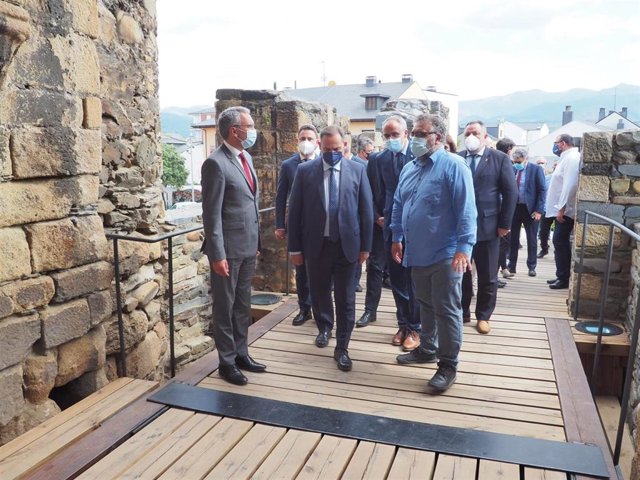El ministro de Transportes, Movilidad y Agenda Urbana, José Luis Ábalos, durante su visita a Ponferrada (León) de este jueves.