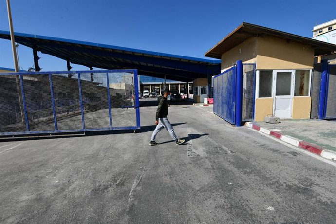Un migrante procedente de Marruecos hace cola en las puertas de la frontera de Ceuta donde agentes de la Policía Nacional reparten citas para solicitud de asilo, a 2 de junio de 2021, en Ceuta (España). 