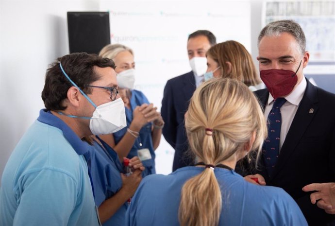 El consejero de la Presidencia de la Junta de Andalucía, Elías Bendodo, participa en el inicio de la vacunación Covid en la empresa Alestis, en el marco del plan 'Sumamos'.