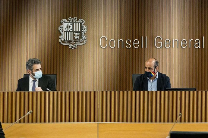 El ministro de Finanzas, Eric Jover, al lado del presidente de la comisión legislativa de finanzas y presupuesto, David Montané