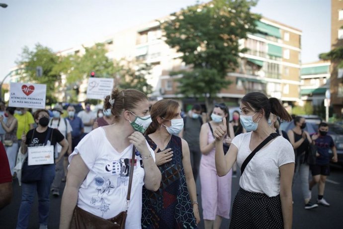 Mónica García y Rita Maestre, de Más Madrid, en la movilización del Centro de Salud de Abrantes