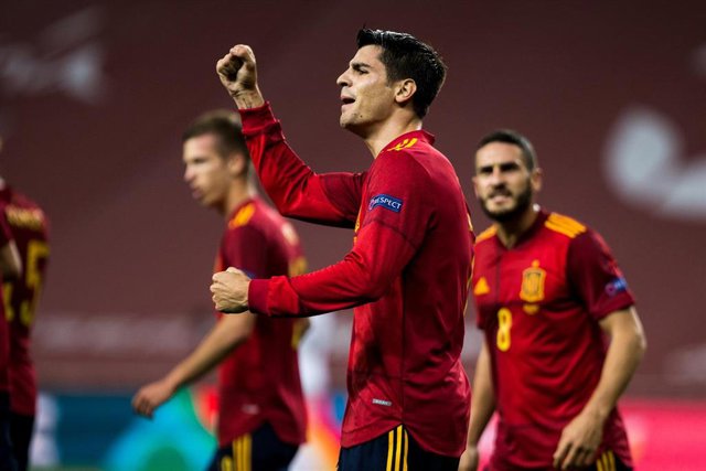 Archivo - Morata celebra un gol con la selección española