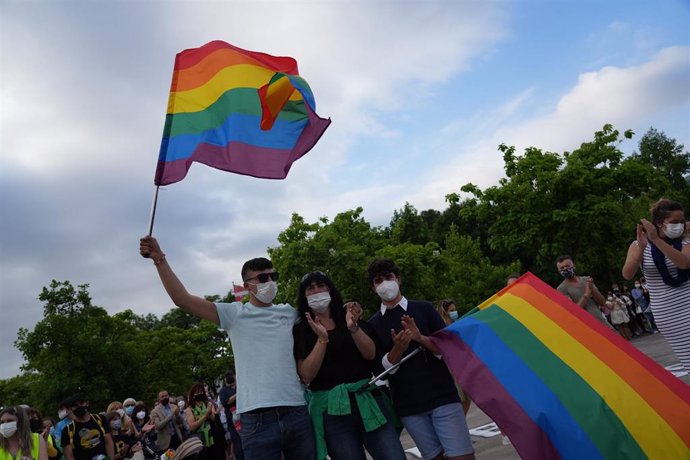 Ekain, el joven víctima de un ataque homófobo el pasado domingo en Basauri (Bizkaia) ondea una bandera arco iris junto con su madre, y la pareja del joven
