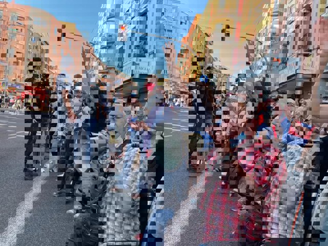 La portavoz del PSOE en la Asamblea de Madrid, Hana Jalloul., en una concentración por la sanidad pública