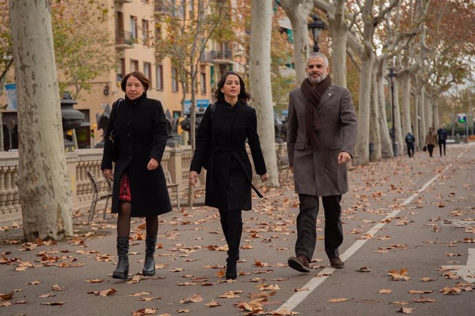 Archivo - La presidenta de Ciudadanos, Inés Arrimadas, junto al líder de Cs en Cataluña, Carlos Carrizosa, y a la secretaria general del partido, Marina Bravo.