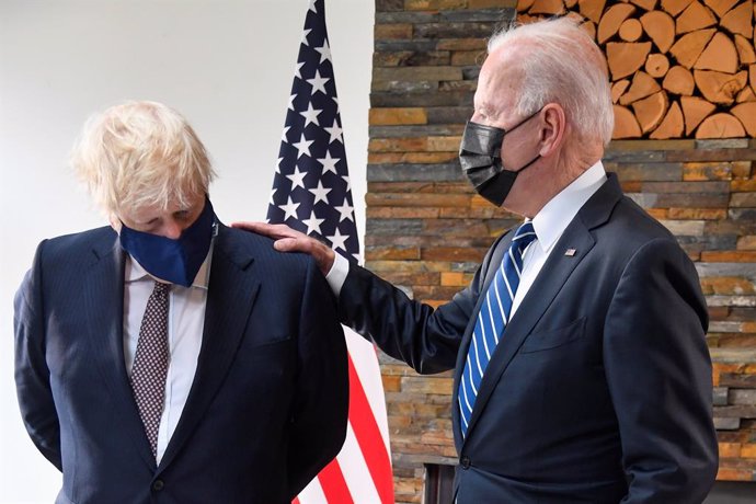 10 June 2021, United Kingdom, St Ives: US President Joe Biden (R) and UK Prime Minister Boris Johnson meet ahead of the G7 summit in Cornwall. Photo: Toby Melville/PA Wire/dpa