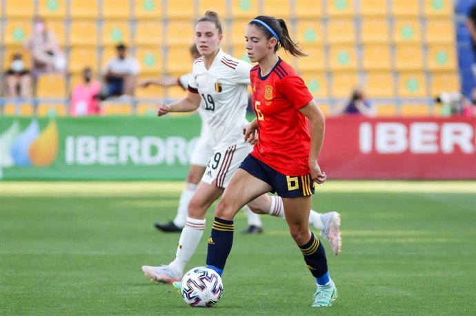 Aitana Bonmatí conduce el balón en el amistoso España-Bélgica