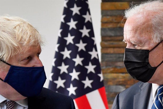 10 June 2021, United Kingdom, St Ives: US President Joe Biden (R) and UK Prime Minister Boris Johnson talk during their meeting ahead of the G7 summit in Cornwall. Photo: Toby Melville/PA Wire/dpa