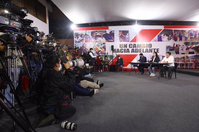 La candidata presidencial Keiko Fujimori de Fuerza Popular habla durante una conferencia de prensa.