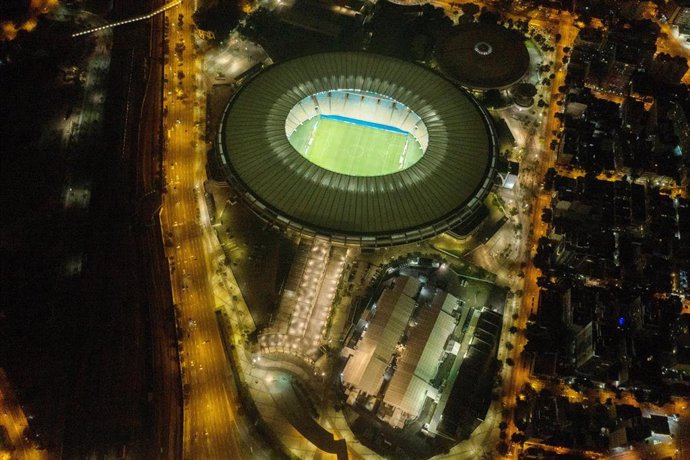 Archivo - Una vista aérea del emblemático estadio Maracaná de Brasil y del hospital de campaña cercano que se ha construido para tratar a los pacientes afectados por coronavirus.