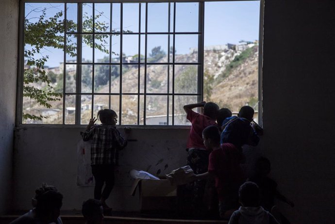 Archivo - Niños migrantes esperan en el albergue "Embajadora de Jesús" en la ciudad fronteriza mexicana de Tijuana.