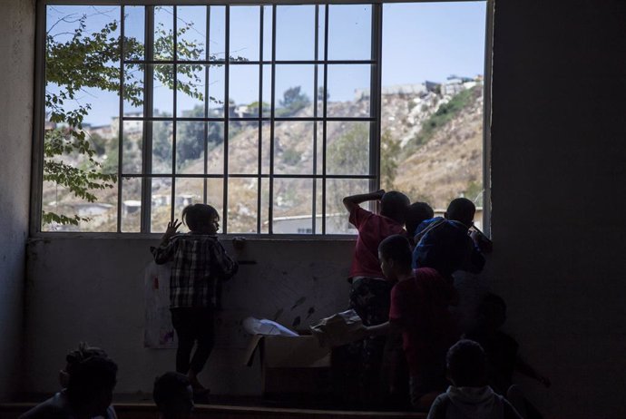 Archivo - 12 August 2019, Mexico, Tijuana: Migrant children wait in the hostel "Embajadora de Jesus" for the arrival of a school bus. The group "Angeles de la frontera" (Angels of the Frontier) visits three migrant hostels in the Mexican border town of 