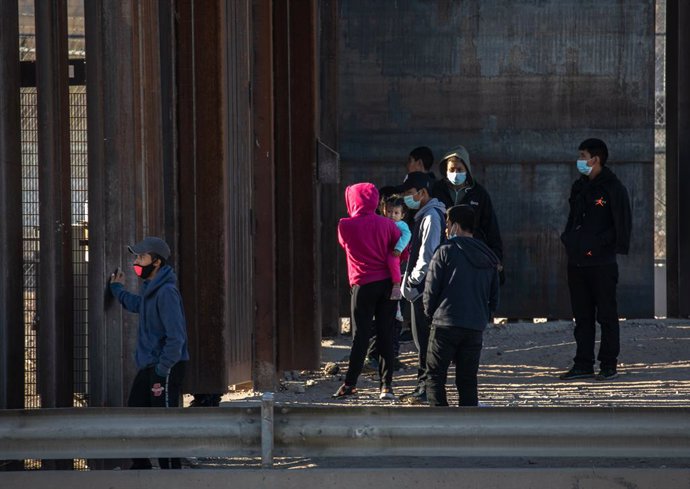 Archivo - Migrantes intentado cruzar la frontera de México a Estados Unidos