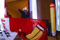 Castillo agradece a sus votantes por "recuperar la patria" mientras el escrutinio se acerca a su fin