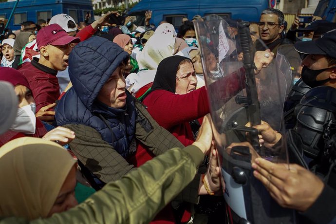 Archivo - 08 March 2021, Algeria, Algiers: Algerian women skirmish with policemen during an anti-government protest held on the occasion of the International Women's Day. Thousands of people demonstrated in Algiers and other cities across the country co