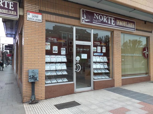Archivo - Una inmobiliaria en Gijón
