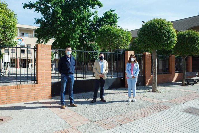 Archivo - El director general de Administración Local y Despoblación, Jesús María Rodríguez, la alcaldesa de Buñuel, Mayte Espinosa, y el concejal Enrique Litago, ante la residencia de ancianos