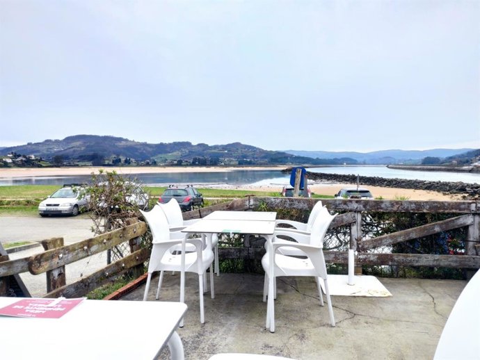 Archivo - Terraza en Rodiles, frente a la Ría de Villaviciosa