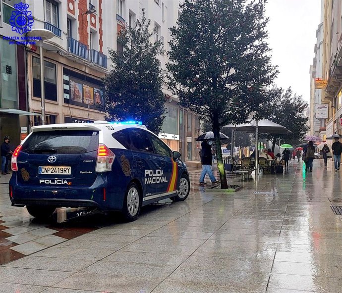 Archivo - Coche de la Policía Nacional en el centro de Santander