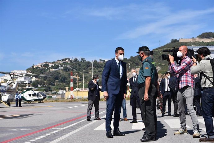 El presidente del Gobierno, Pedro Sánchez saluda a un agente de Guardia Civil, a su llegada al Helipuerto de Ceuta el pasado 18 de mayo