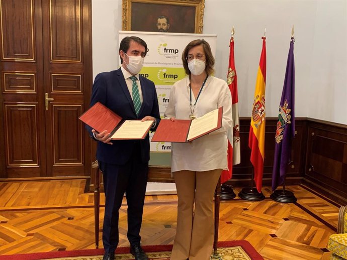 El consejero de Fomento y Medio Ambiente de la Junta, Juan Carlos Suárez-Quiñones, y la presidenta de la FRMP, Ángeles Armisén.