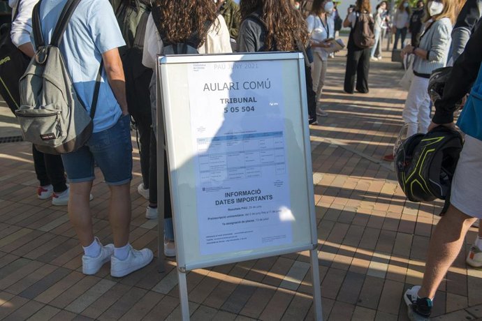 Un grupo de estudiantes en las inmediaciones de la Facultad de Ciencias del Campus Montilivi de la Universidad de Girona para comenzar los exámenes de selectividad 2021, a 8 de junio de 2021, en Girona, Catalunya (España)