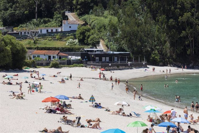 Personas en la playa, en Marín (Pontevedra).