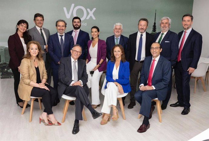 Los diputados de Vox en la Asamblea de Madrid junto a su portavoz, Rocío Monasterio.