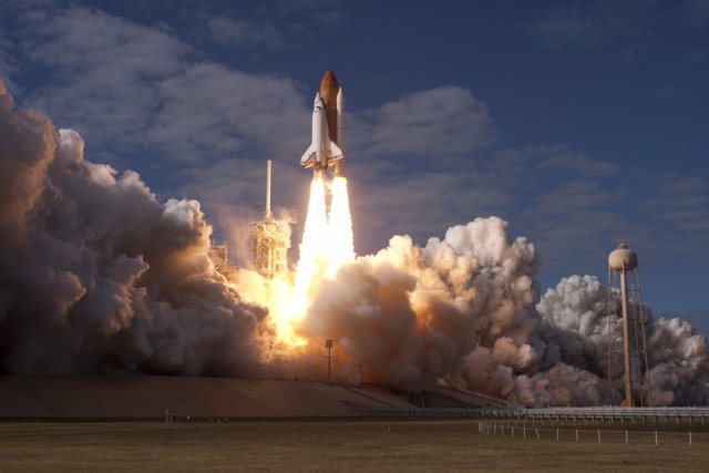 La misión STS-129 del Transbordador Espacial Atlantis se lanza desde el Centro Espacial Kennedy de la NASA en Florida el 16 de noviembre de 2009.