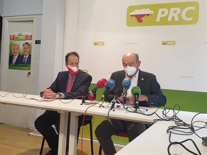 Archivo - El consejero José Luis Gochicoa y el consejero José María Mazón. Archivo