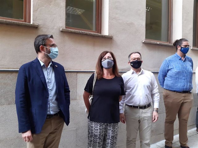 El alcalde de Palma, José Hila, la presidenta del Govern, Francina Armengol, el conseller de Vivienda, Josep Marí, y el director general de Vivienda, Eduardo Robsy, visitan la promoción de VPO en la calle Posada de Montserrat.