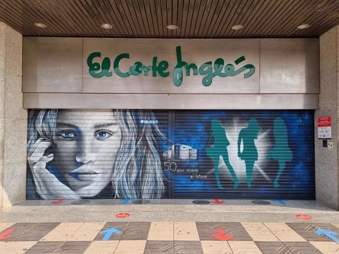 Espectacular decoración de la Liga Nacional de Graffiti en las puertas de El Corte Inglés en Valencia por su 50 Aniversario