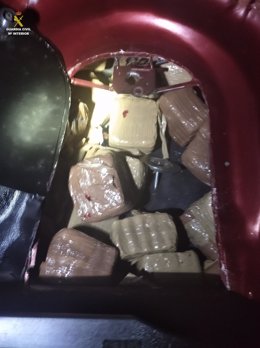 Imagen de la droga incautada en el doble fondo del maletero de un vehículo en La Jonquera (Girona)