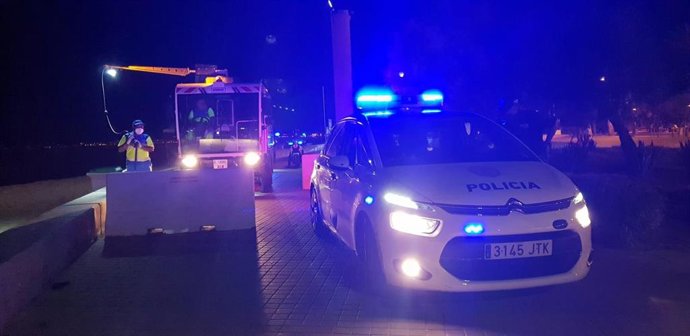 La Policía Local interviene para disolver un botellón en playa de Palma la noche de este jueves.