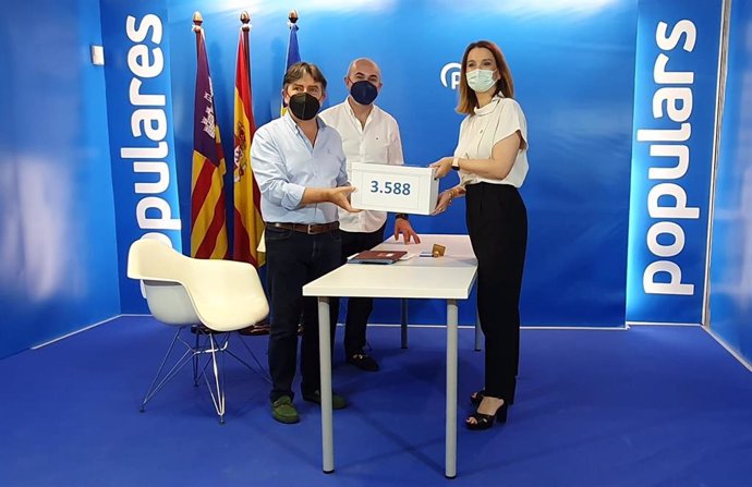La precandidata del PP de Baleares, Marga Prohens, con el presidente del comité organizador del XVI Congreso, Mauricio Rovira