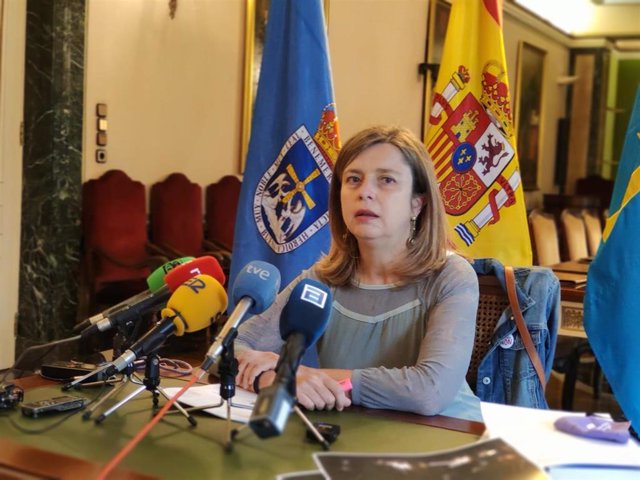 La portavoz de Somos Oviedo en el Ayuntamiento, Ana Taboada, en rueda de prensa.