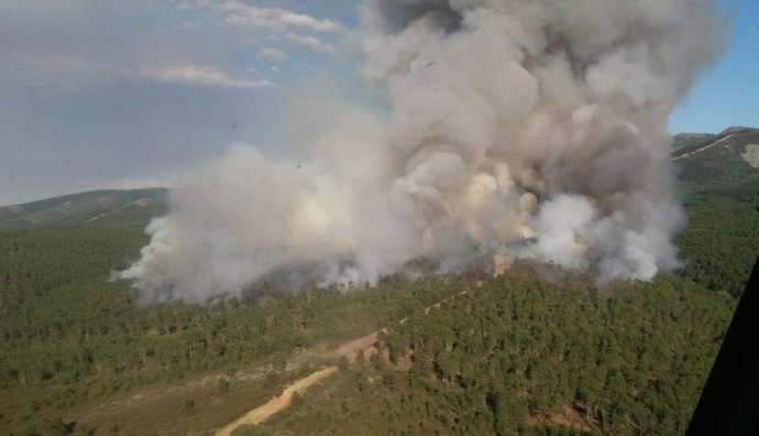 Imagen del pasado martes de las llamas en Serradilla del Arroyo (Salamanca).