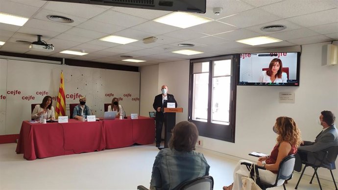 La directora del CEJFE Laura Martínez, la consellera Lourdes Ciuró y la dtora.Gral.De ejecución penal y de justícia juvenil Gisela Torns, en la presentación de dos guías con recomendaciones ante abusos sexuales a menores. Barcelona 11 de junio 2021.