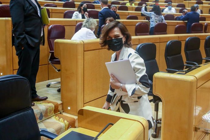 La vicepresidenta primera del Gobierno, ministra de la Presidencia, Relaciones con las Cortes y Memoria Democrática, Carmen Calvo, a su llegada a una sesión de control al Gobierno, a 8 de junio de 2021, en el Senado, Madrid, (España)