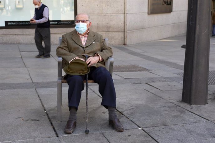 Archivo - Un anciano sentado en un banco de la Puerta del Sol con mascarilla, a 7 de mayo de 2021, en Madrid (España). A partir del domingo 9 de mayo no habrá toque de queda en Madrid, y se permitirán las reuniones en domicilios. Sin embargo, se mantend
