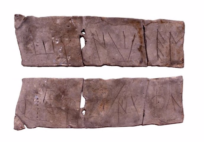 Lámina de plomo con escritura ibérica, la primera obtenida en una excavación reglada en el Pico de los Ajos (Yátova),